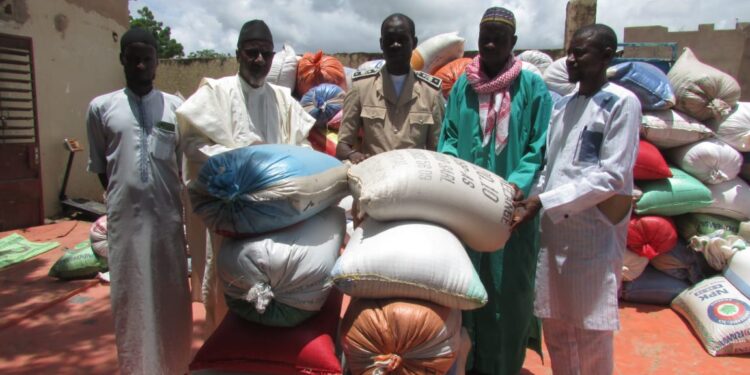 Kaolack : L’initiative Waqf assiste 350 familles de vivres de soudures dans la commune de Latmingué