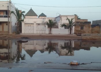 Kaolack : Les parents d’élèves alertent sur les dangers des eaux usées sur la route Médina Baye – Thioffack