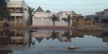 Kaolack : Les parents d’élèves alertent sur les dangers des eaux usées sur la route Médina Baye – Thioffack