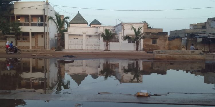 Kaolack : Les parents d’élèves alertent sur les dangers des eaux usées sur la route Médina Baye – Thioffack