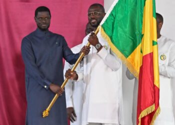 CAN 2025 : Le Président Diomaye Faye remet le drapeau national aux lions