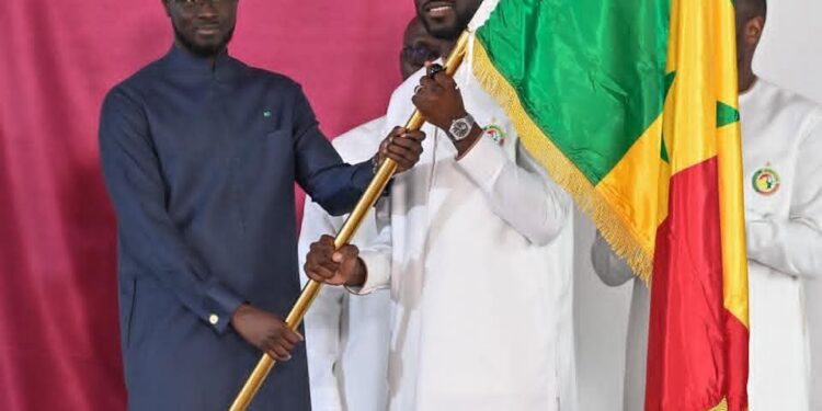 CAN 2025 : Le Président Diomaye Faye remet le drapeau national aux lions