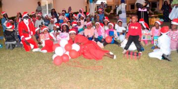 8e edition de la Fête des Tout Petits : Marguerite S. AYENA-GOH remet des cadeaux à plus de 150 enfants