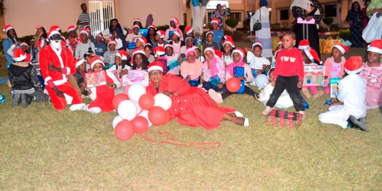 8e edition de la Fête des Tout Petits : Marguerite S. AYENA-GOH remet des cadeaux à plus de 150 enfants
