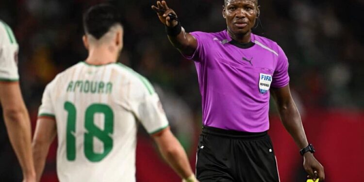 CAN 2025 : L’arbitre gabonais Pierre Ghislain Atcho au sifflet pour la demi-finale Sénégal – Egypte