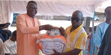 Boulel : Des fils de la localité offrent des équipements sportifs aux jeunes