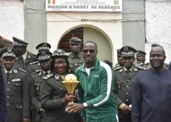 Le trophée de la CAN à la Maison d’arrêt de Rebeuss : Un moment de partage avec les détenus