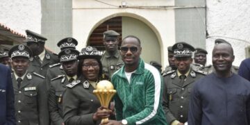 Le trophée de la CAN à la Maison d’arrêt de Rebeuss : Un moment de partage avec les détenus