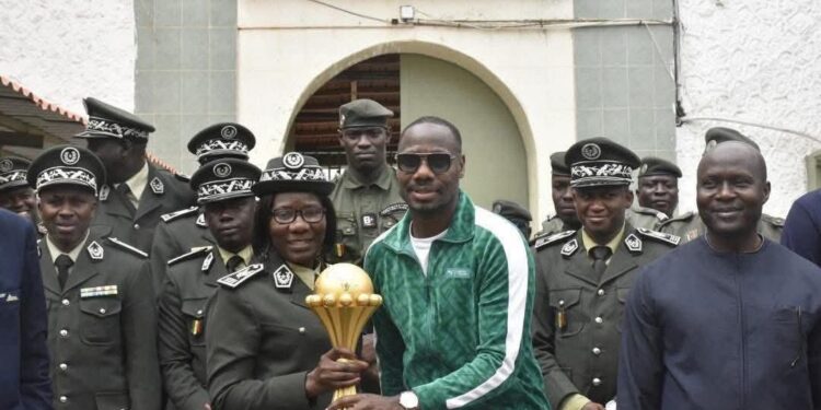 Le trophée de la CAN à la Maison d’arrêt de Rebeuss : Un moment de partage avec les détenus