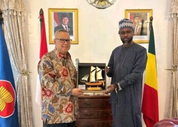 Diplomatie culturelle : Cheikh Baba Diallo honoré par un présent symbolique de l’Indonésie