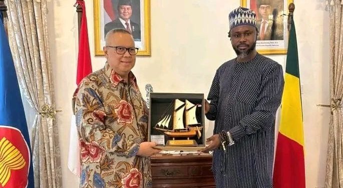 Diplomatie culturelle : Cheikh Baba Diallo honoré par un présent symbolique de l’Indonésie