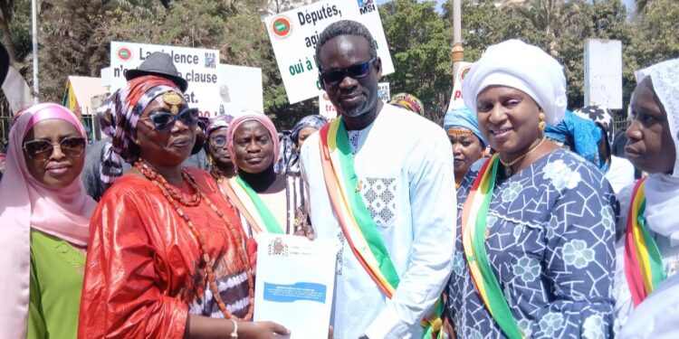 Plaidoyer pour la ratification de la C190 : Le COMFEM/CNTS dépose un mémorandum à l&rsquo;Assemblée nationale