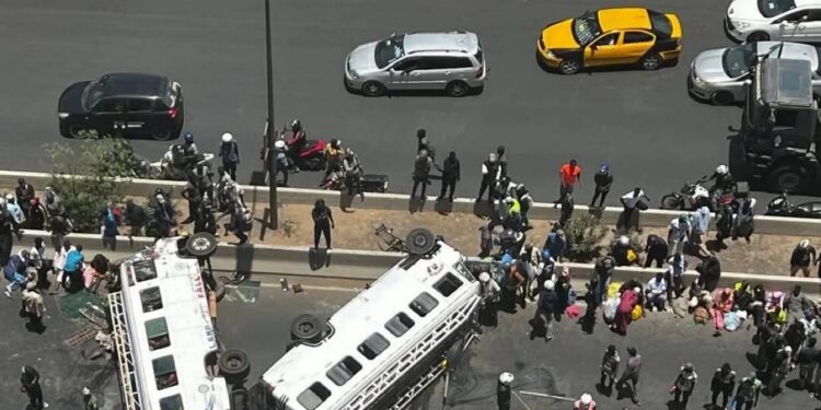 Drame sur l’autoroute : Un policier a perdu la vie et un autre a été grièvement blessé à proximité de l’école Mariama Niasse
