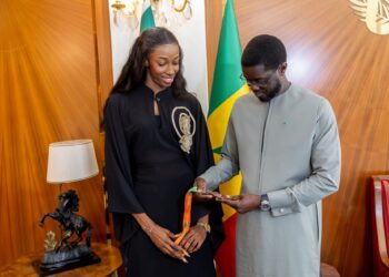Médaillée de bronze aux Championnats du monde d’athlétisme en salle : Saly Sarr présente sa médaille au Chef de l’État