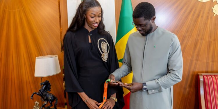 Médaillée de bronze aux Championnats du monde d’athlétisme en salle : Saly Sarr présente sa médaille au Chef de l’État