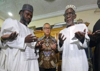 Diplomatie spirituelle : Cheikh Mahi Ibrahima Niass reçoit l’Ambassadeur d’Indonésie au Sénégal