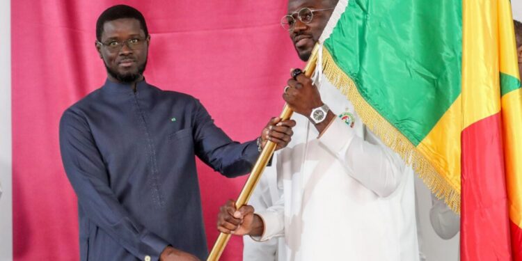 Bassirou D. Faye aux Lions à la remise du drapeau : « Vous êtes les champions d’Afrique, allez à cette Coupe du monde avec confiance ! »