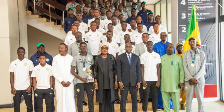 Remise du drapeau à l’équipe U17 et présentation du trophée africain scolaire U15