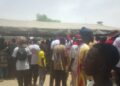 Keur Ibrahima Mbaye : Des manifestants en brassards rouges réclament l’accès à l’eau, à l’électricité et au désenclavement