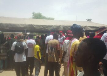 Keur Ibrahima Mbaye : Des manifestants en brassards rouges réclament l’accès à l’eau, à l’électricité et au désenclavement