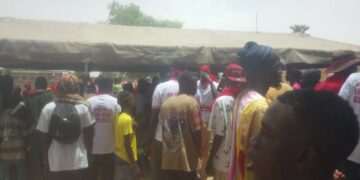Keur Ibrahima Mbaye : Des manifestants en brassards rouges réclament l’accès à l’eau, à l’électricité et au désenclavement