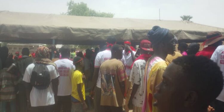 Keur Ibrahima Mbaye : Des manifestants en brassards rouges réclament l’accès à l’eau, à l’électricité et au désenclavement